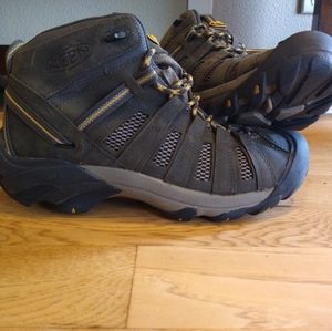Men's Keen Voyageur Hiking Boots (size 11)
